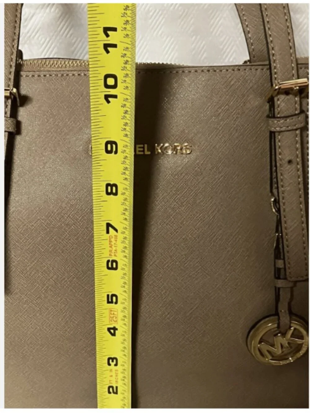 MICHAEL KORS JET SET TOP ZIP SAFFIANO LEATHER SHOULDER BAG DARK BEIGE OR TAUPE
